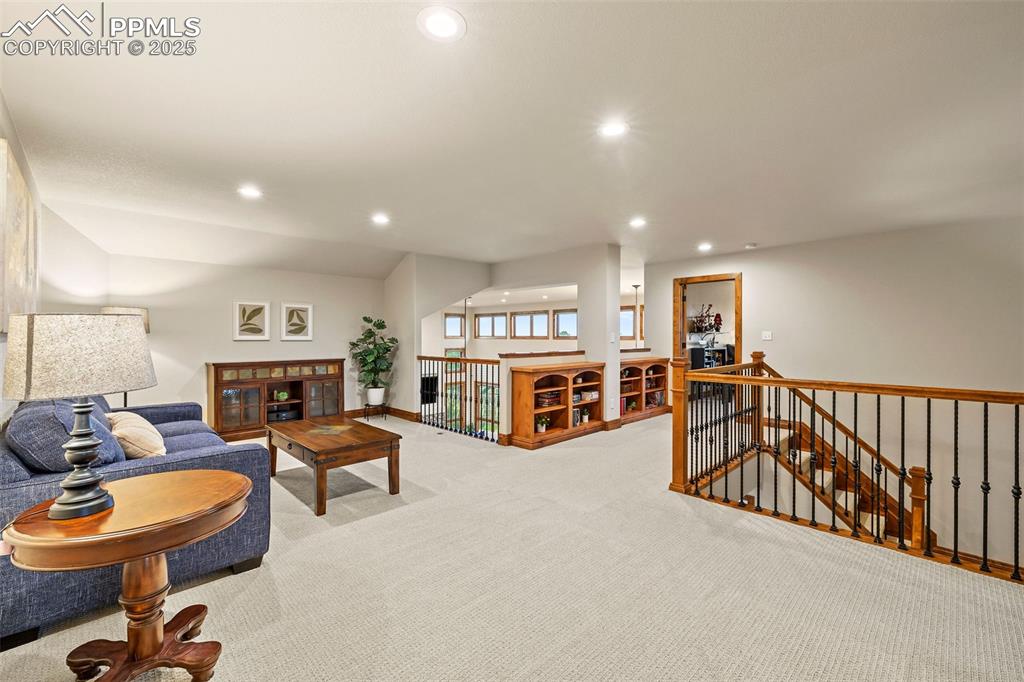 Image 31 of 50: Living Room