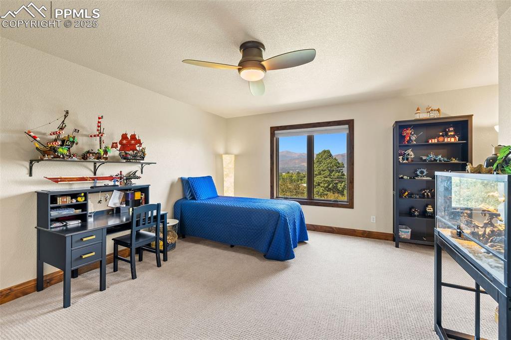 Image 33 of 50: Bedroom