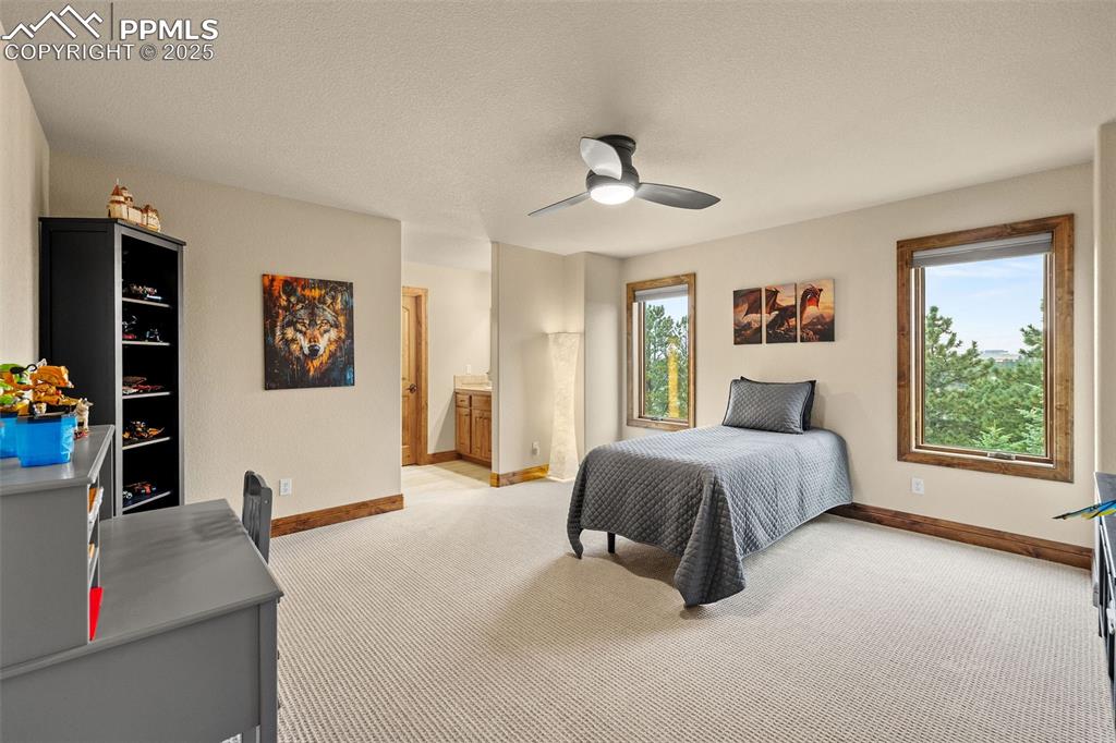 Image 35 of 50: Bedroom