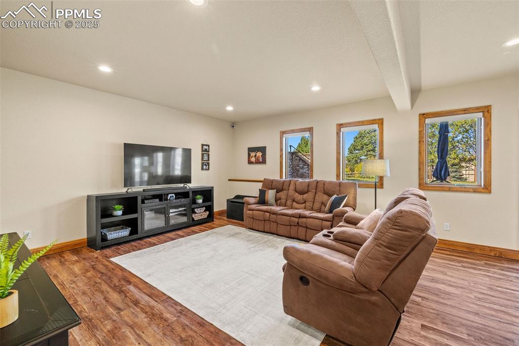 Image 38 of 50: Living Room