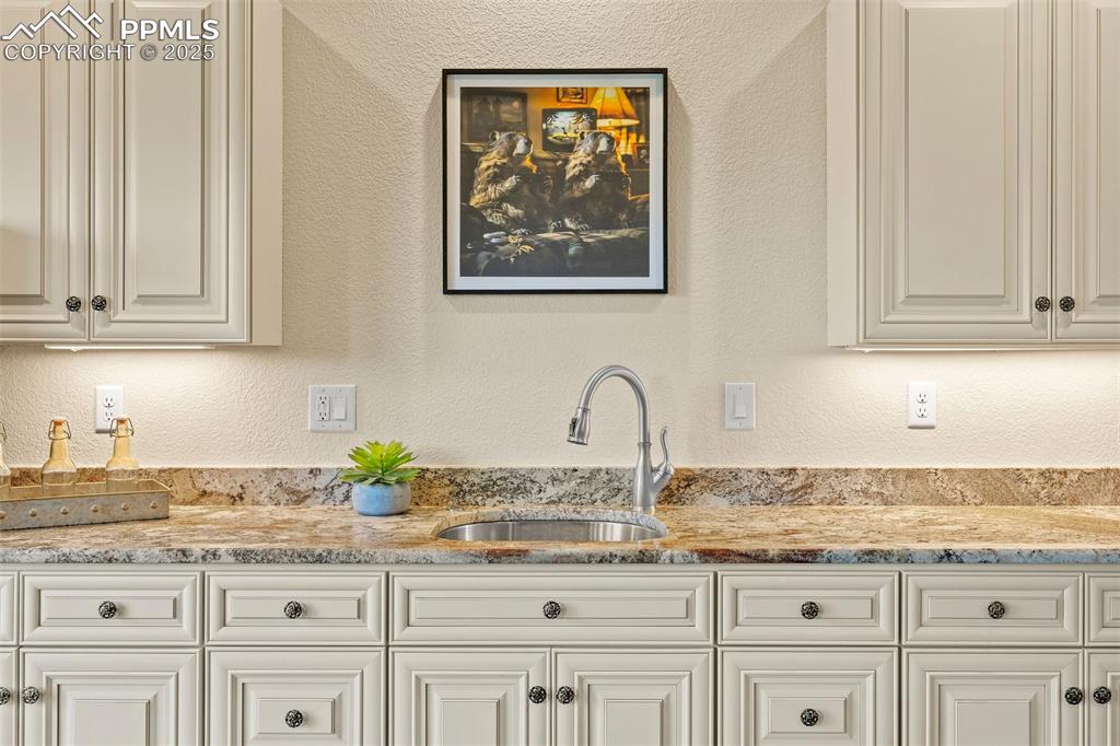 Image 40 of 50: Kitchen