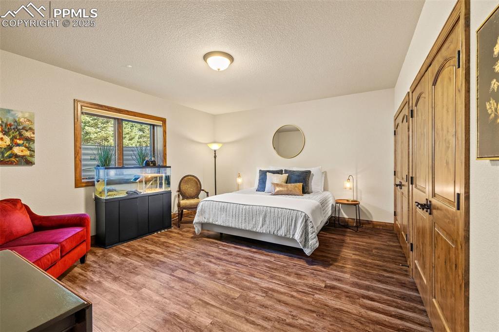 Image 42 of 50: Bedroom