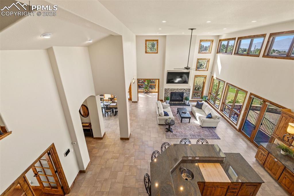 Image 5 of 50: Living Room