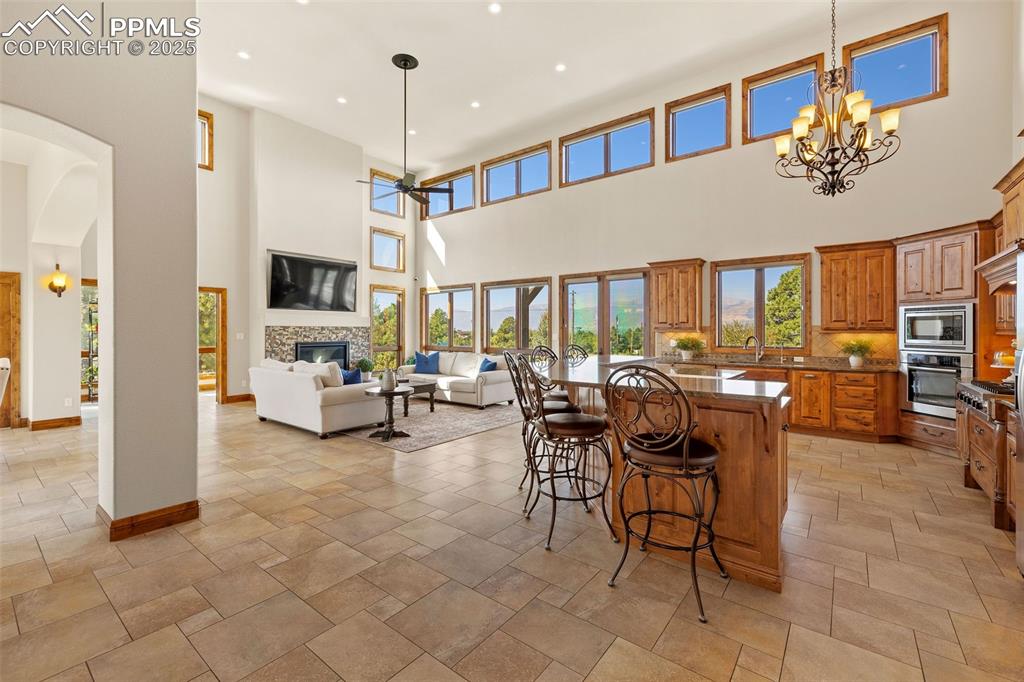 Image 7 of 50: Kitchen