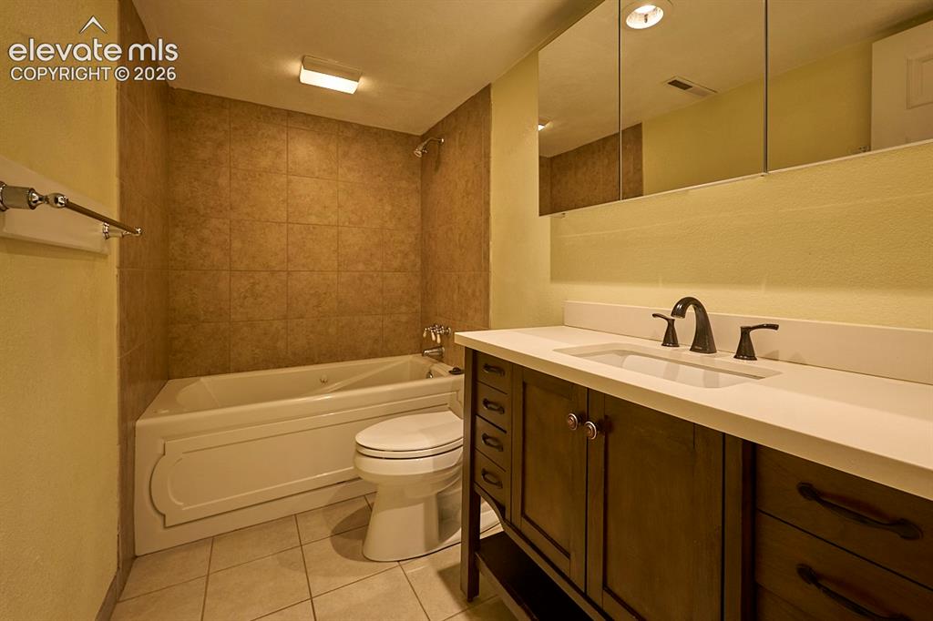Image 22 of 36: Bathroom