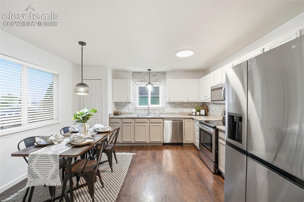 Image 16 of 47: Kitchen