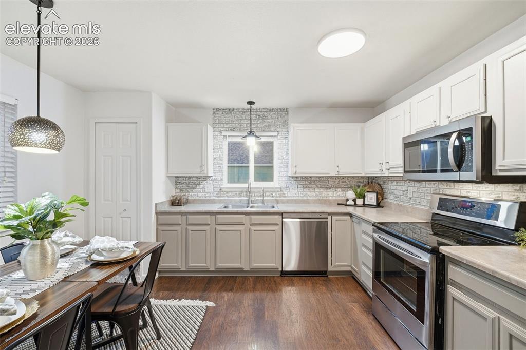 Image 18 of 47: Kitchen
