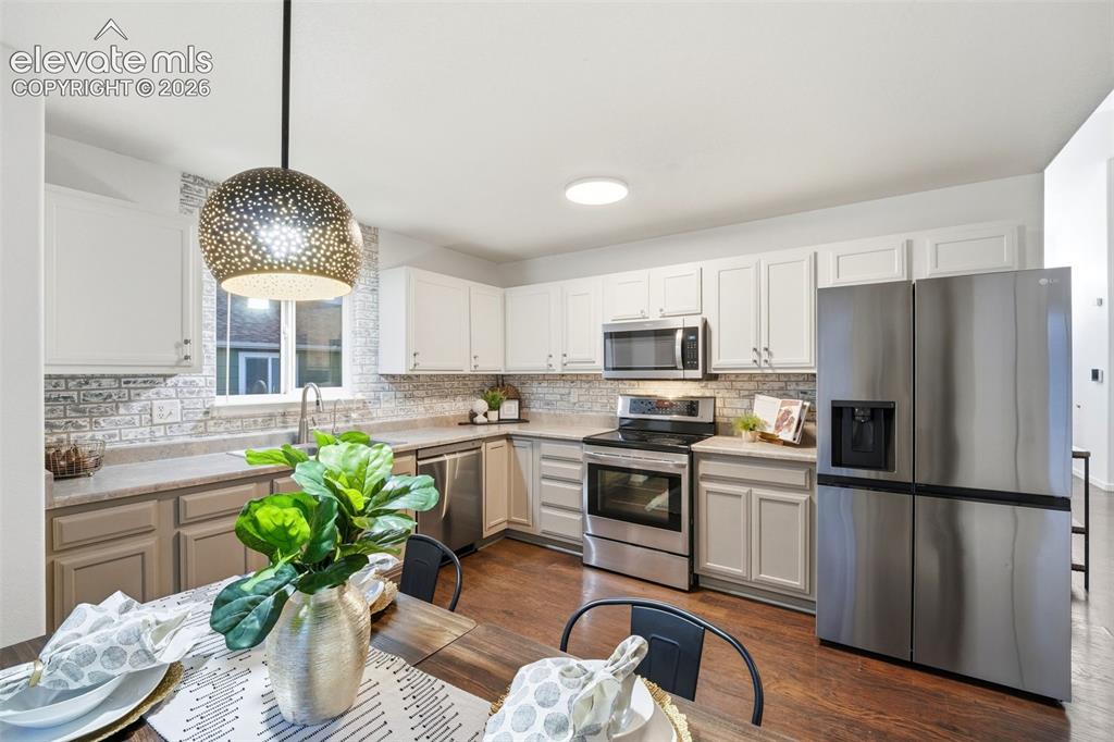 Image 19 of 47: Kitchen