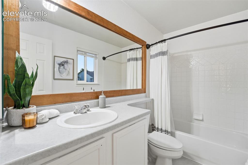 Image 25 of 47: Bathroom