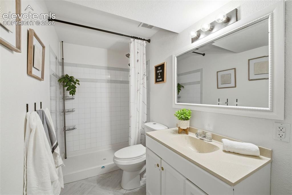 Image 34 of 47: Bathroom