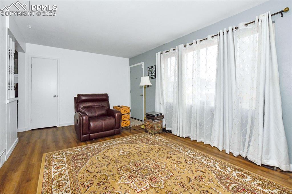 Image 10 of 32: Living Room