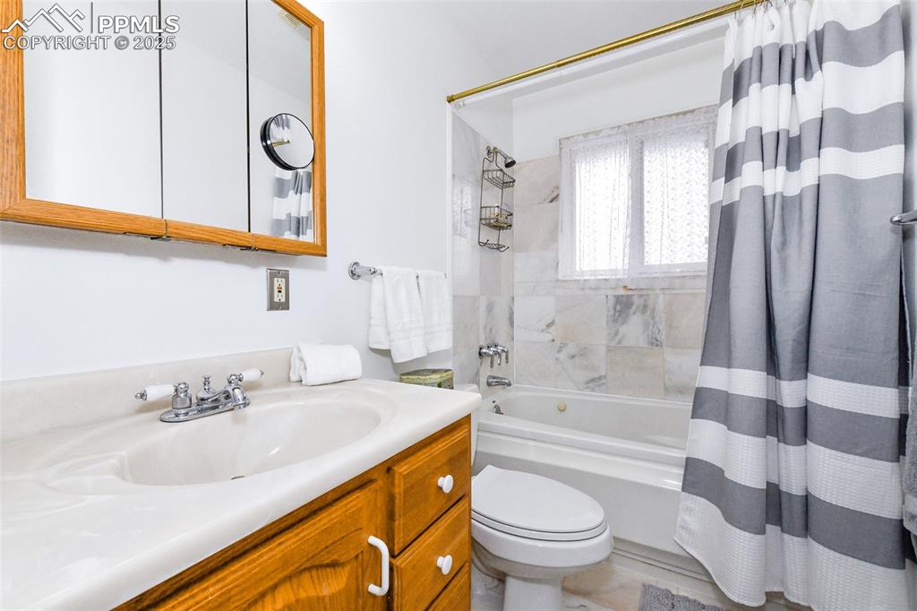 Image 13 of 32: Bathroom