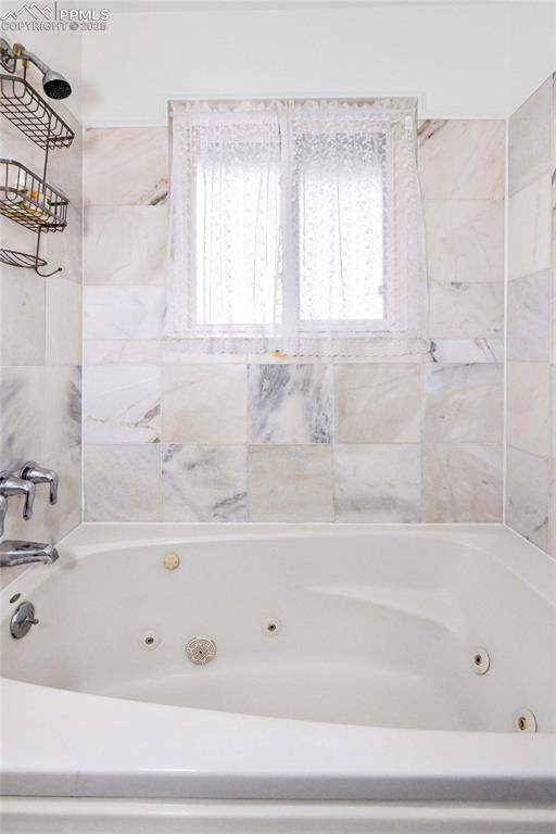 Image 14 of 32: Jacuzzi Tub