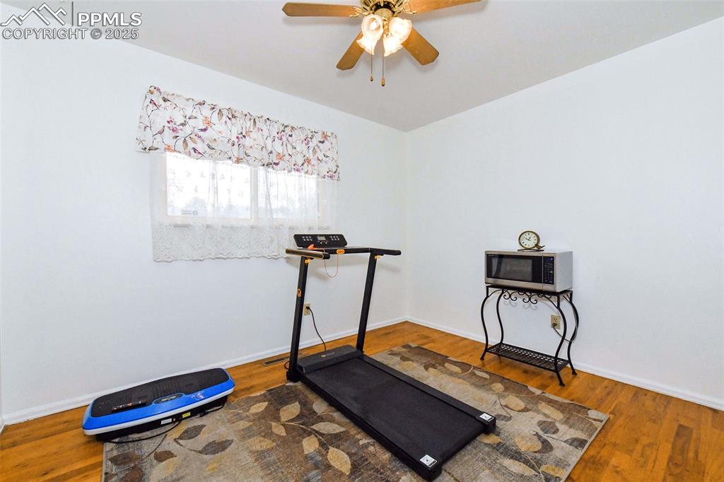 Image 15 of 32: Bedroom