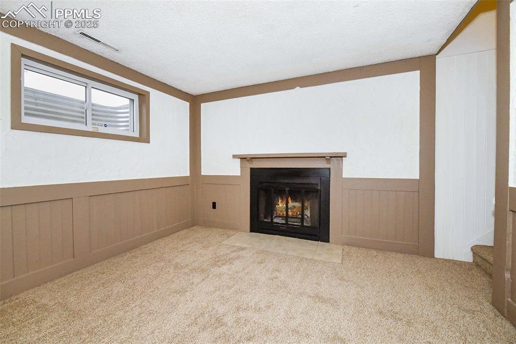 Image 18 of 32: Living Room