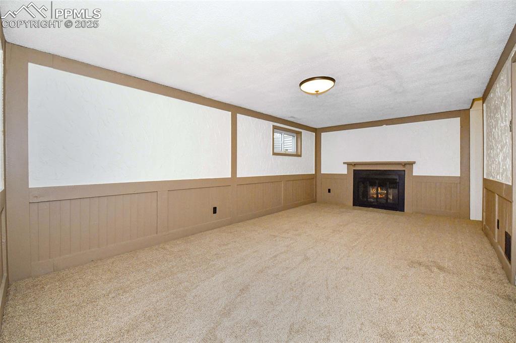 Image 19 of 32: Living Room