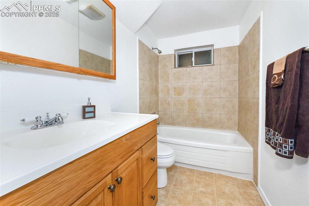 Image 21 of 32: Bathroom