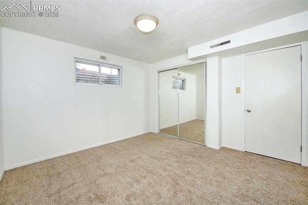 Image 22 of 32: Bedroom