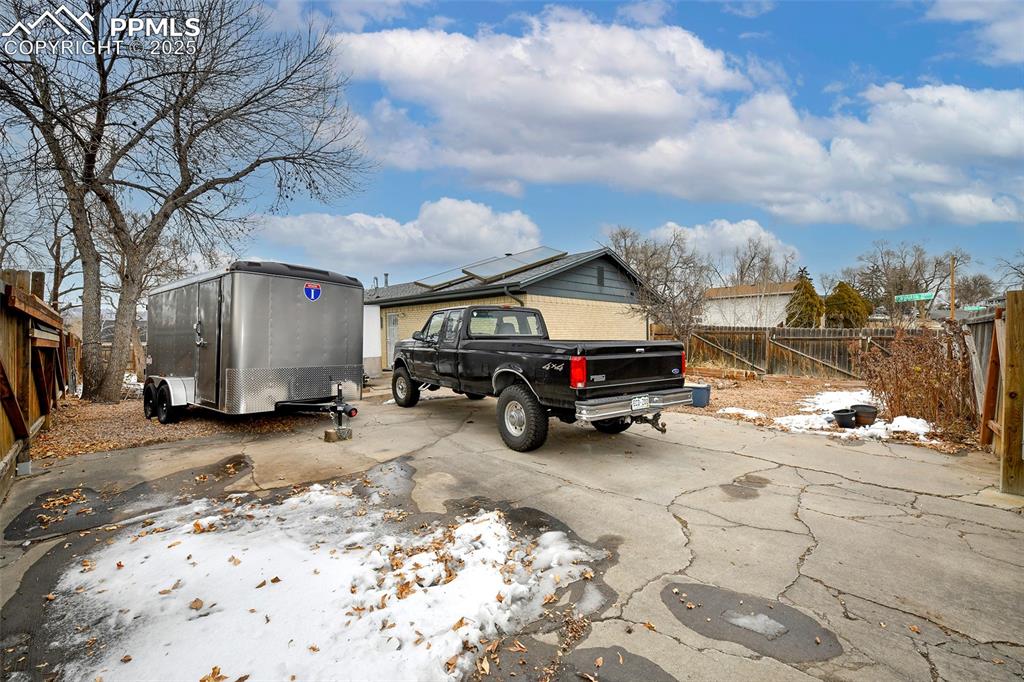 Image 25 of 32: Parking