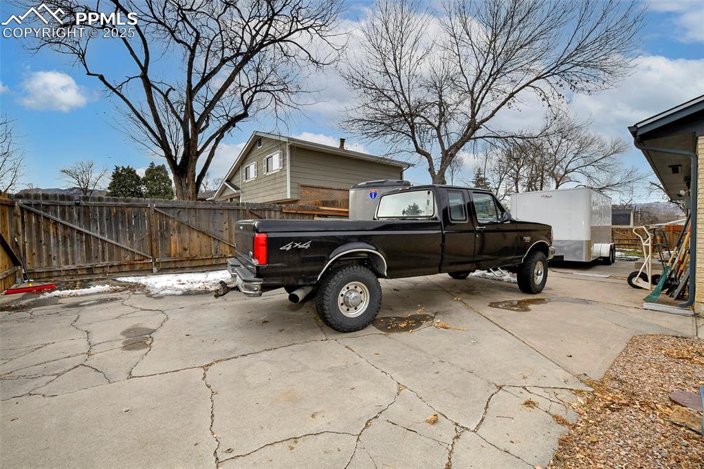 Image 26 of 32: Parking