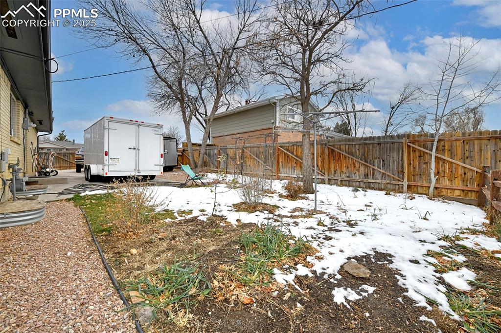 Image 27 of 32: Yard