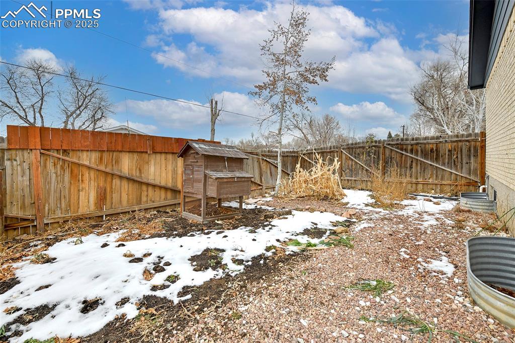 Image 28 of 32: Yard