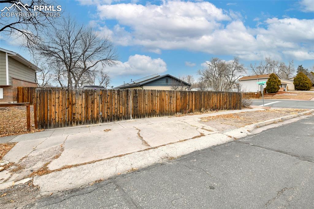Image 4 of 32: Access on side street to the back yard.