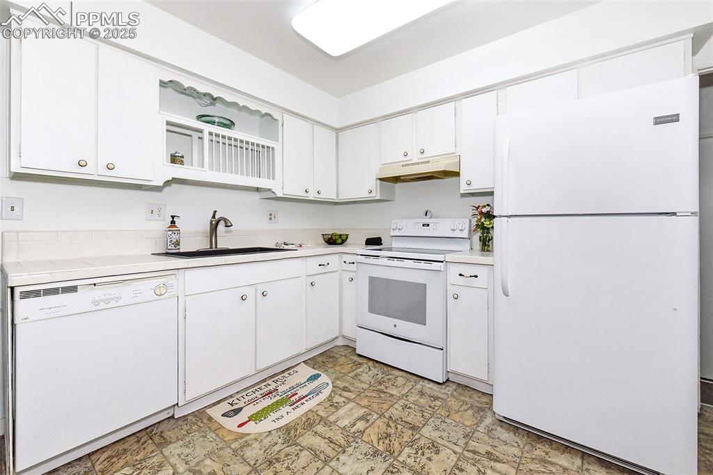 Image 7 of 32: Kitchen