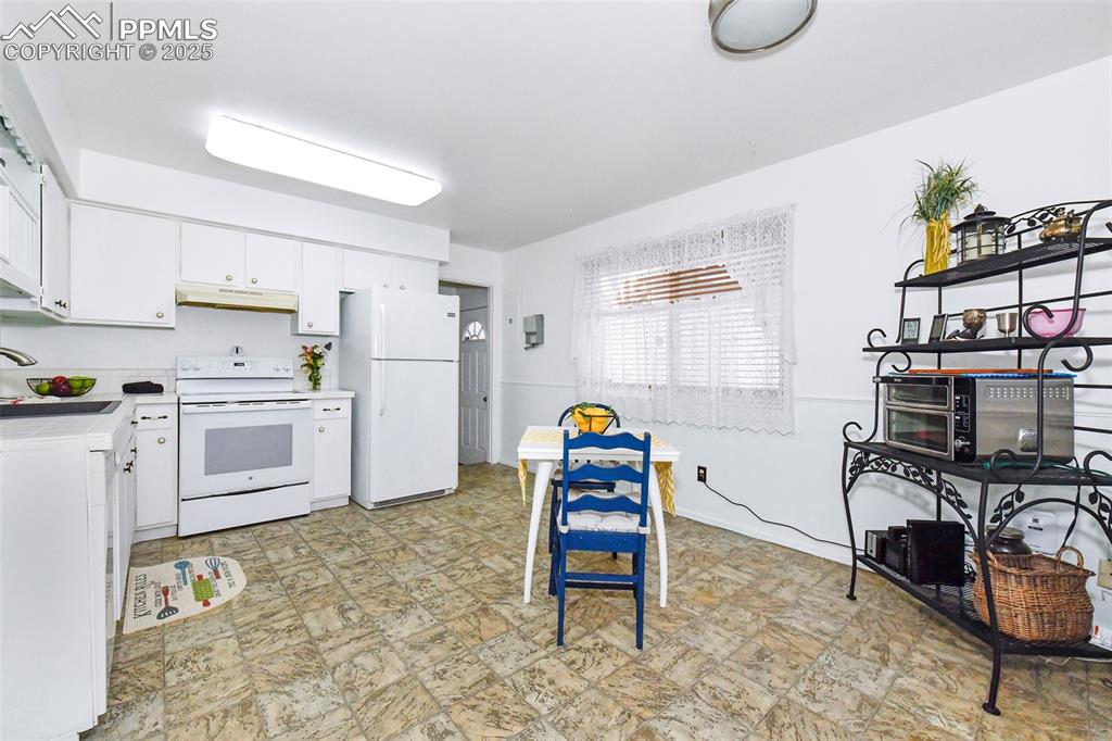 Image 8 of 32: Kitchen