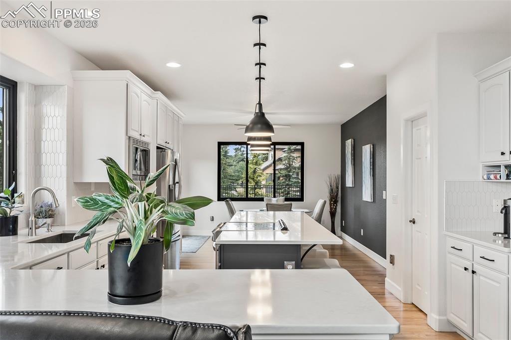 Image 22 of 40: Kitchen