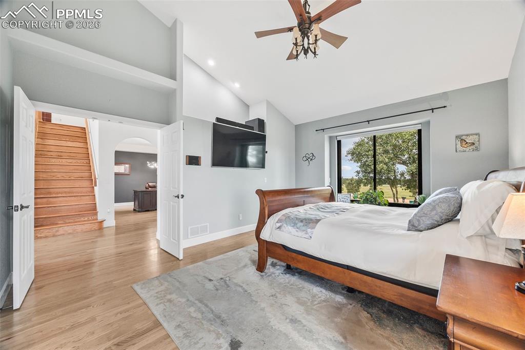 Image 23 of 40: Kitchen