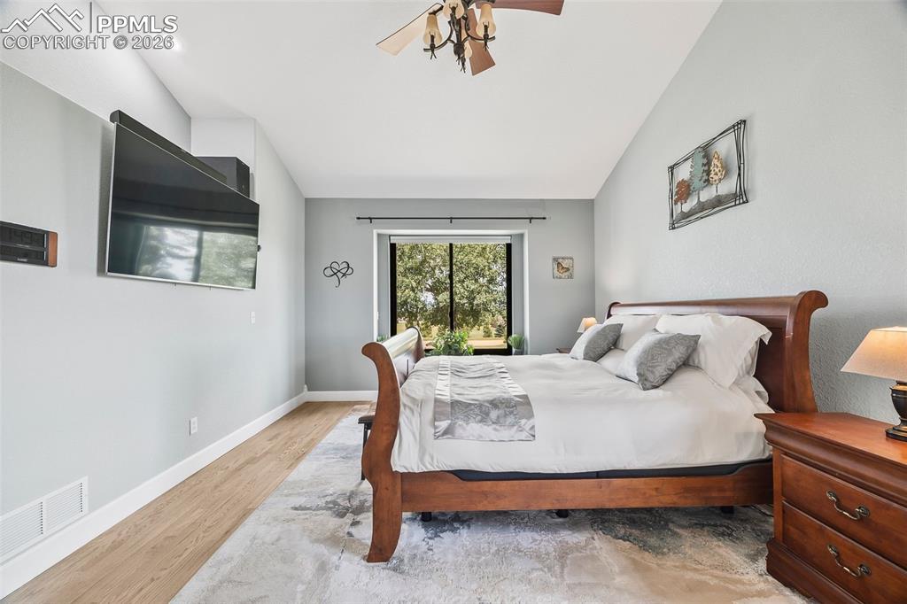 Image 25 of 40: Dining Area