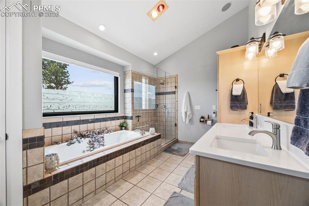 Image 26 of 40: Kitchen