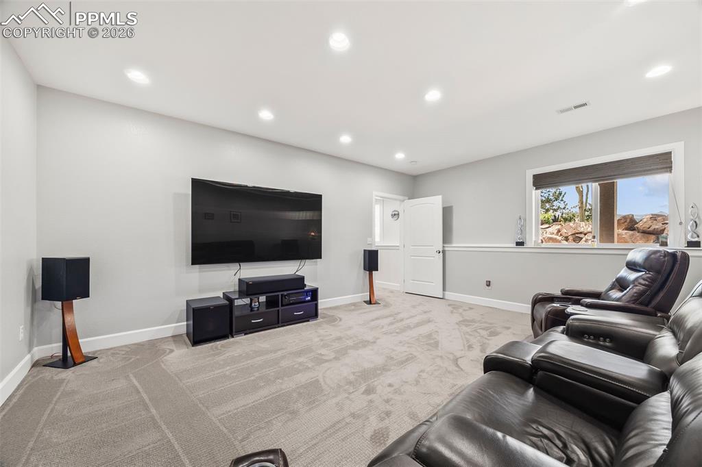 Image 34 of 40: Upstairs Guest Bathroom