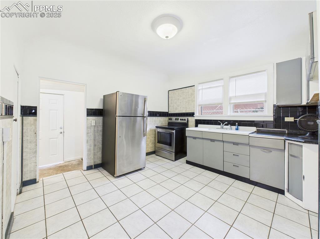 Image 11 of 27: Kitchen