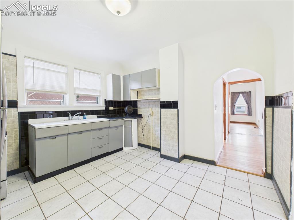 Image 12 of 27: Kitchen