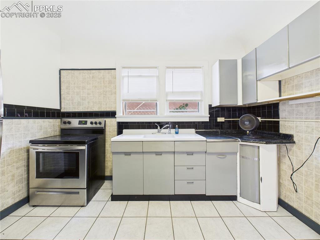 Image 13 of 27: Kitchen