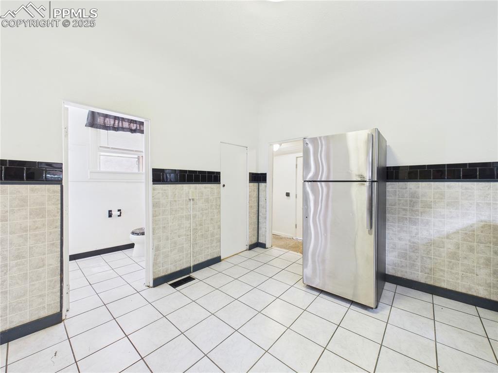 Image 14 of 27: Kitchen