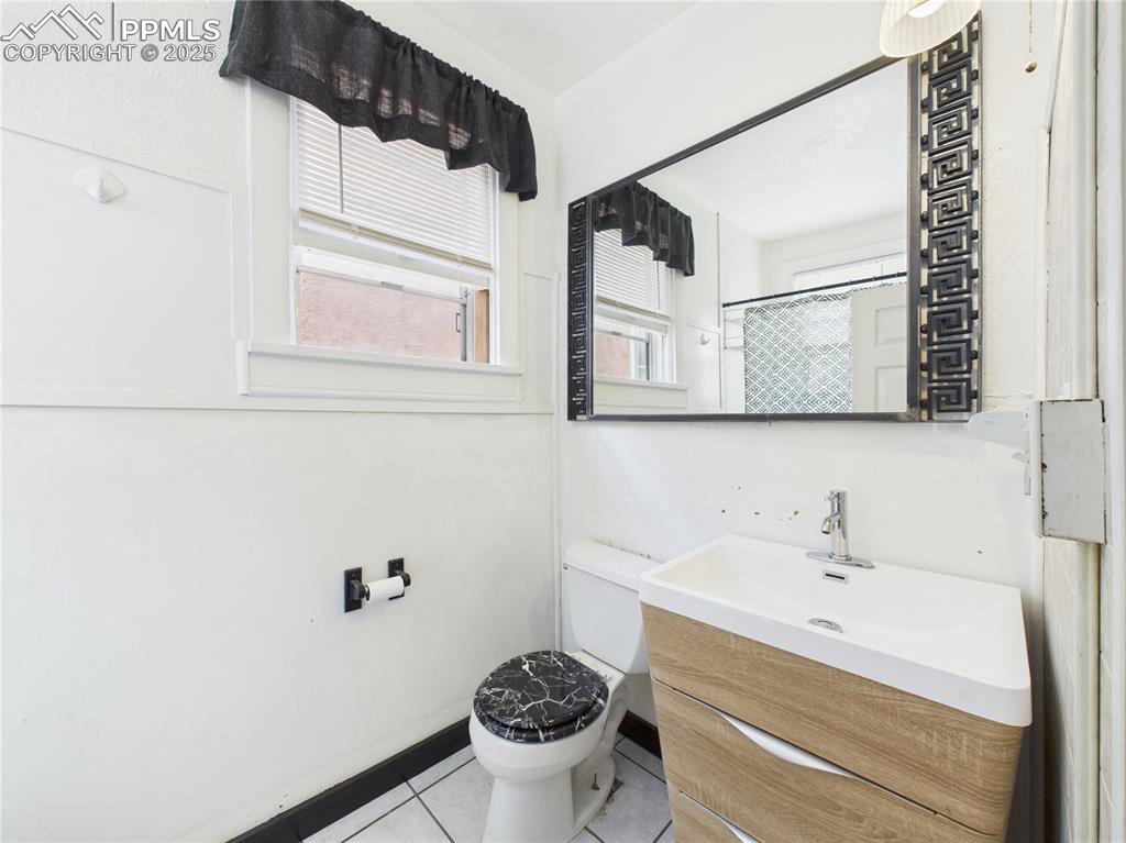 Image 15 of 27: Bathroom