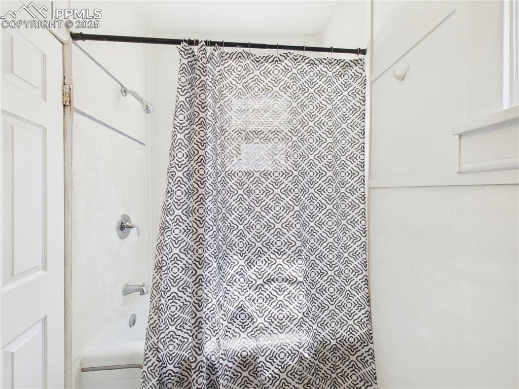 Image 16 of 27: Bathroom