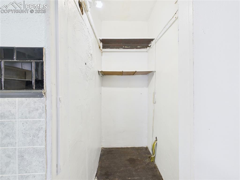 Image 17 of 27: Closet