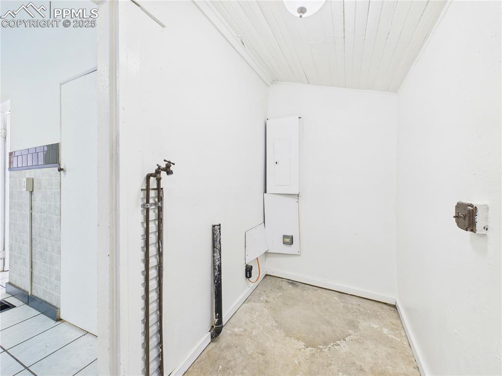 Image 19 of 27: Laundry