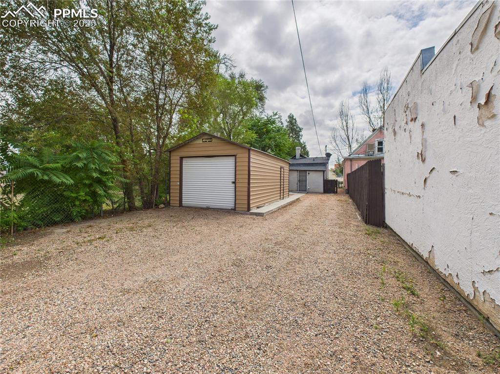 Image 25 of 27: Yard