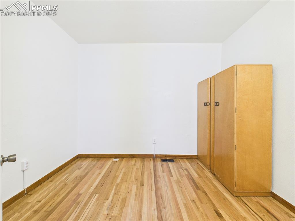 Image 8 of 27: Bedroom