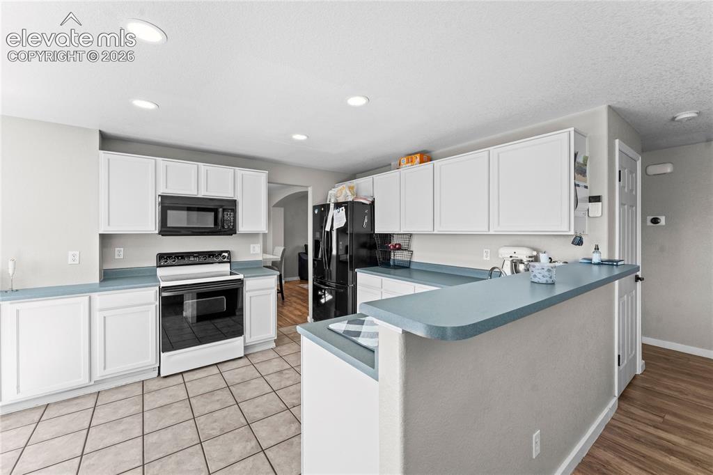 Image 16 of 47: Kitchen