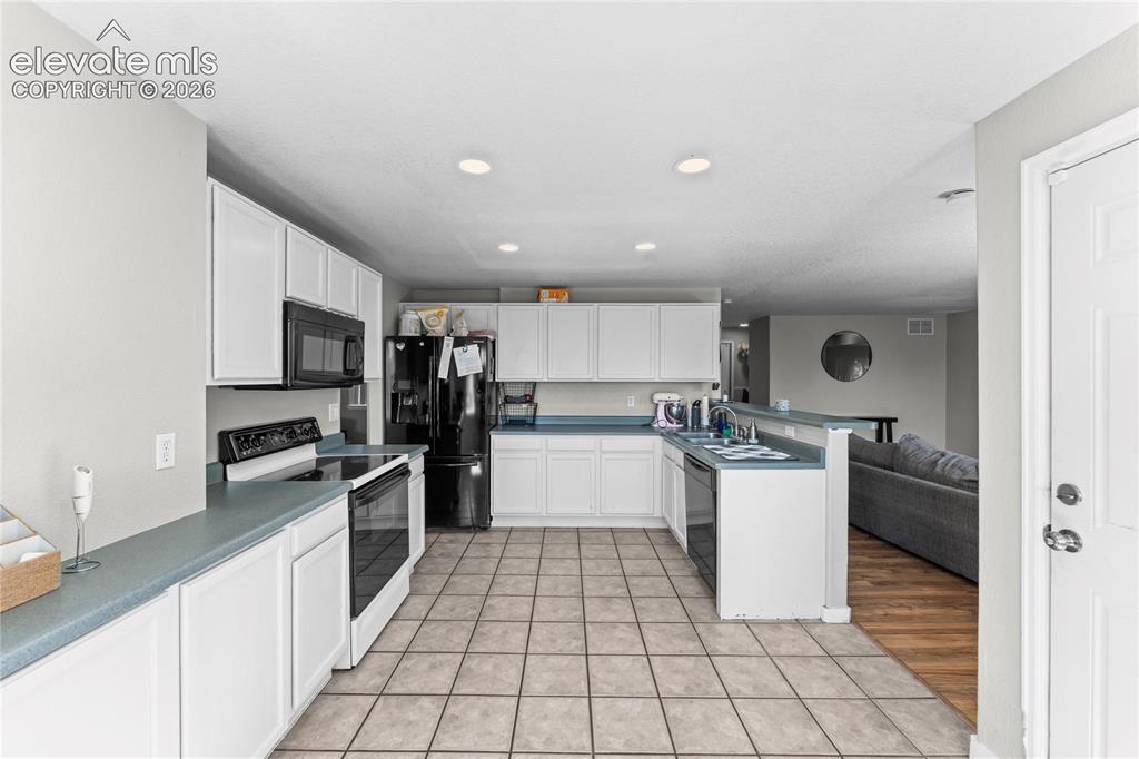 Image 17 of 47: Kitchen