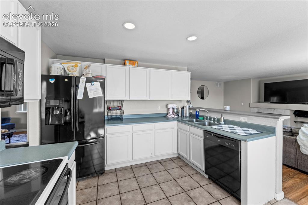 Image 18 of 47: Kitchen