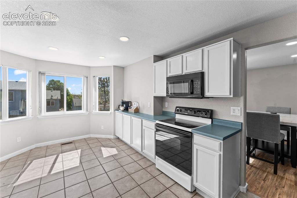 Image 19 of 47: Kitchen