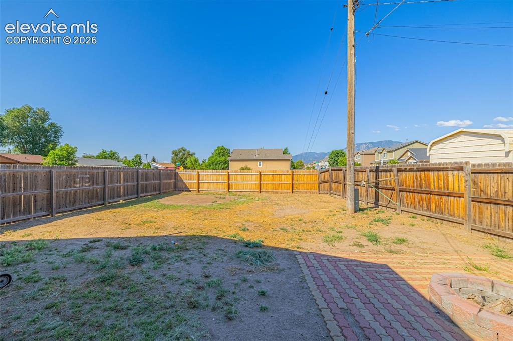 Image 16 of 28: Yard