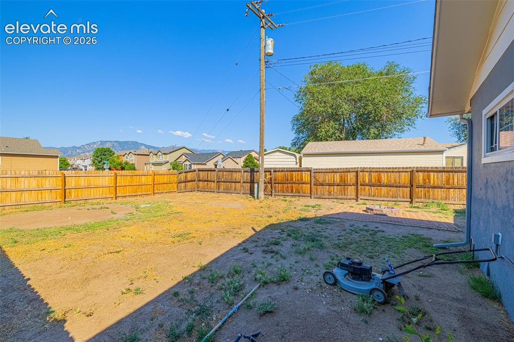 Image 17 of 28: Yard